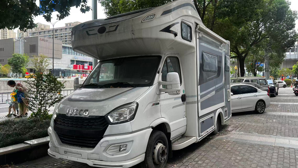 近70万元买的房车3年多来无法上牌？销售公司称合格证打印失误，厂家：正诉讼愿协商