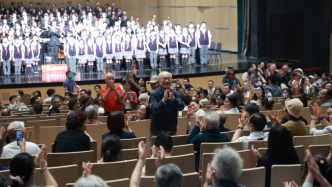 庆祝上海解放77周年，96岁吕其明泪洒音乐会现场