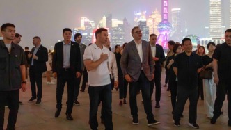 武契奇27日上午在浙江參觀機(jī)器人工廠，夜晚現(xiàn)身上海外灘citywalk