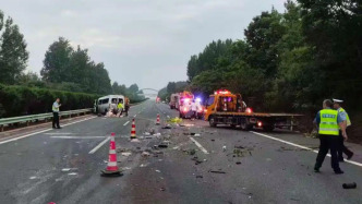 河南超載客車追尾致13死事故：涉事車輛無(wú)營(yíng)運(yùn)手續(xù)，有傷者稱系中途有償搭乘