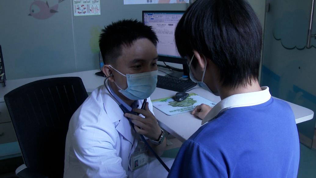13岁男孩反复口腔溃疡五年常心慌头晕,医生:确诊为白塞病