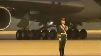 国防部：“空军一号”前岿然不动的士兵是千千万万中国军人的缩影