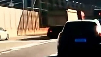深圳南坪快速路起火事故記錄儀畫面曝光：特斯拉與掛車發(fā)生碰撞，掛車再撞公交車