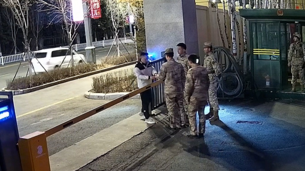 海军战士父亲ICU抢救急用血，武警战友紧急献血：人民子弟兵永远是一家