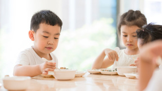 幼兒園食品安全新規(guī)6月1日起實(shí)施，飯菜燒熟到食用不得超2小時(shí)