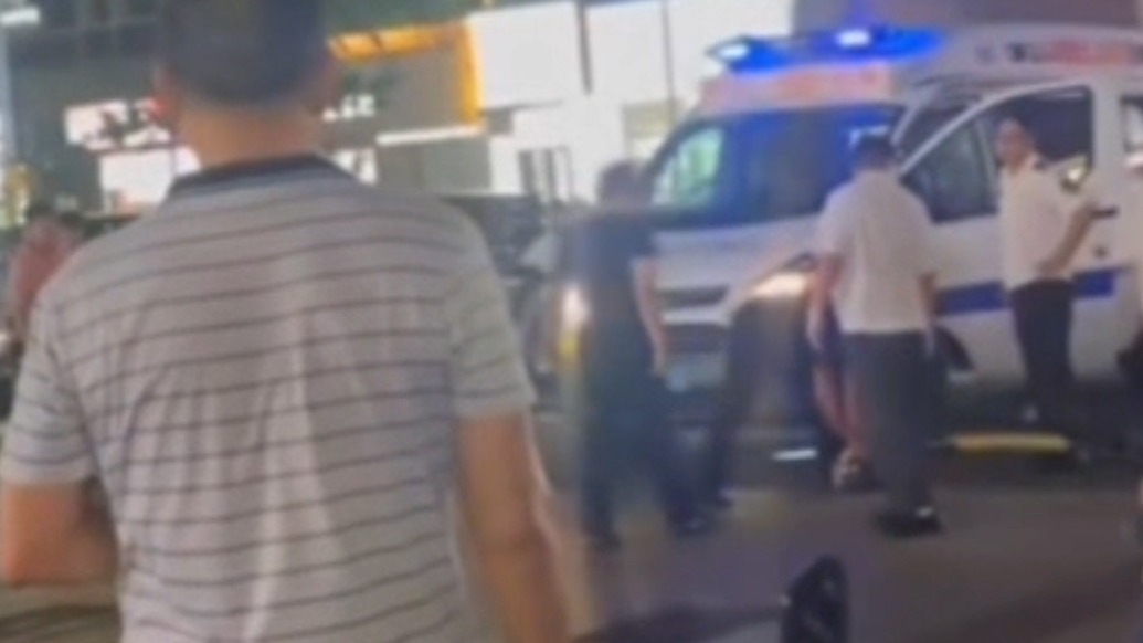 救护车遭道闸阻挡患病孩子家长急得大叫,物业:保安不会使用,已经处理