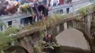 四川阿坝一铲车坠河，司机身陷激流，众人合力拉绳救回