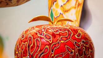 八旬熔銅藝術家朱炳仁上海展出“銅水果”