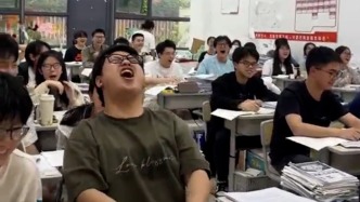 高三最后一节英语听力课，播放的是各科老师偷偷录好的祝福