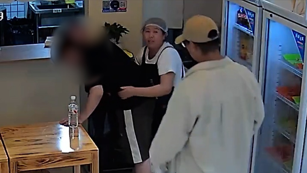 顾客就餐被卡,店主联合路人用海姆立克急救法成功救回
