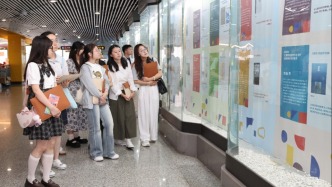 “以学弘道”主题展揭幕，42位上海社科名家风采在陕西南路地铁站集中呈现