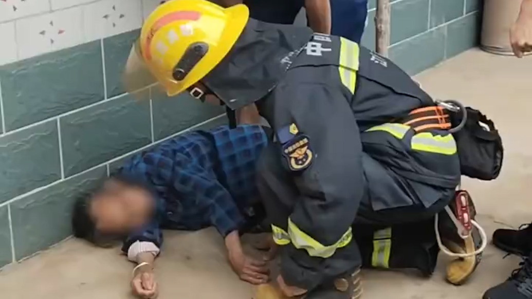 消防員多看了一眼，及時(shí)救下暈倒在自家院中的九旬老人