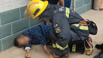 消防員多看了一眼，及時(shí)救下暈倒在自家院中的九旬老人