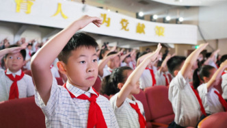 在新征程上跑好历史接力赛，上海少年儿童庆“六一”主题队日活动举行