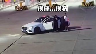 在收費(fèi)站廣場(chǎng)中央換座被查出無(wú)證駕駛，駕駛?cè)耍厚{照考了好久都考不過(guò)