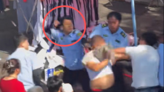 大理回应城管与商户肢体冲突：因劝导占道经营引发，双方多人被拘留罚款