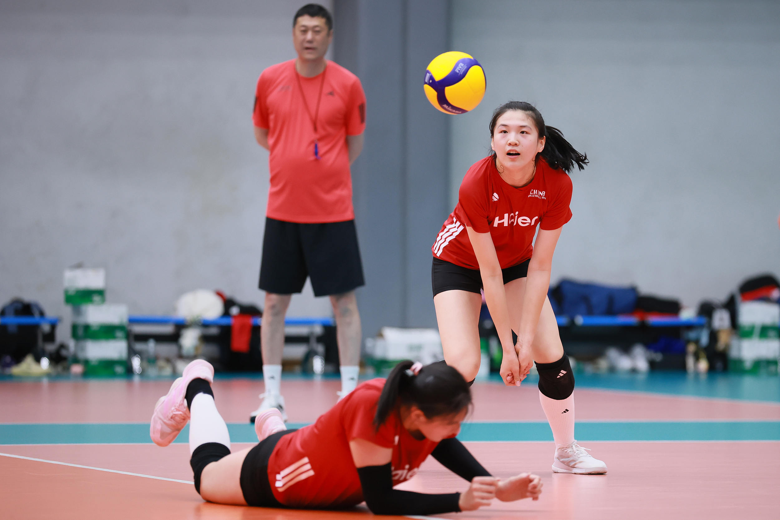 体坛联播｜中国女排、中国女足今日出战，U19男足遭遇失利