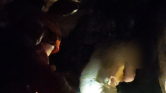 云南兩名村民深山洞穴尋寶被困，消防員深入險洞施救