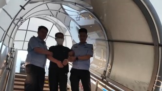 骗取贷款890余万元！潜逃境外十余年的犯罪嫌疑人被押解回国