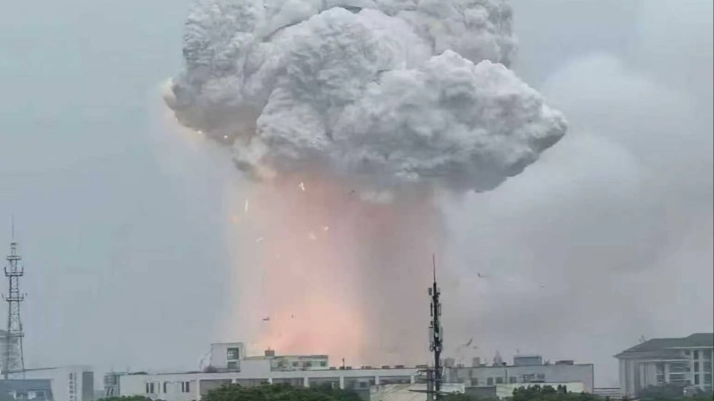 苏州甪直镇房屋发生爆炸并着火，周边商户：附近有商铺玻璃被震碎