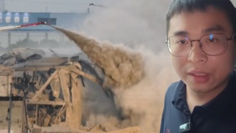 澎湃新聞直擊蘇州甪直一倉(cāng)庫(kù)爆燃救援：附近房屋玻璃震碎2人受傷