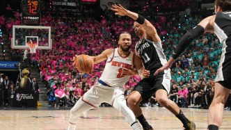 NBA｜布伦森带伤轰下30+3，尼克斯取得总决赛开门红