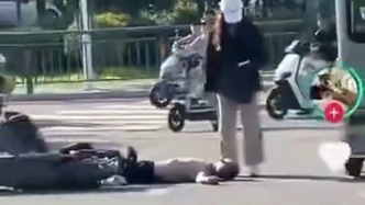 邢台一女子街头脚踹男子头部，警方：系私人纠纷双方认识，正进一步侦办