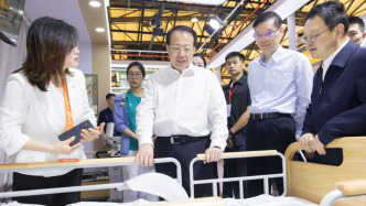 龚正考察2026上海老博会，推出更多创新性、引领性的产品和服务