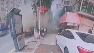 辽宁本溪一临街商铺发生疑似液化气罐爆炸事故，致2死13伤