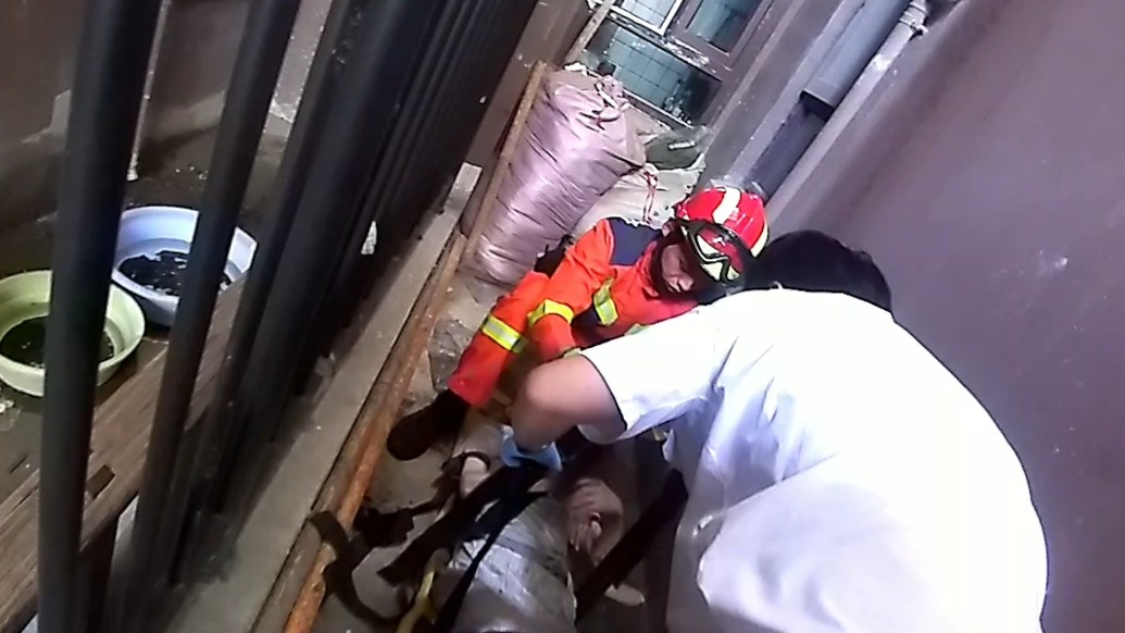 上海一阿尔茨海默病老人把窗当门从8楼坠下被误以为走失，民警多看了一眼空调外机成功施救