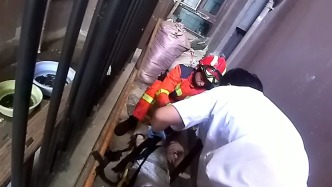 上海一阿尔茨海默病老人把窗当门从8楼坠下被误以为走失，民警多看了一眼空调外机成功施救