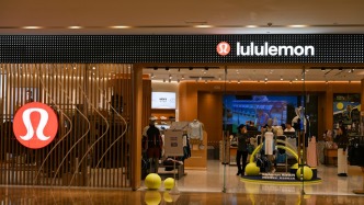 盘前跌近13%！lululemon上财季净利降近四成，下调全年业绩指引