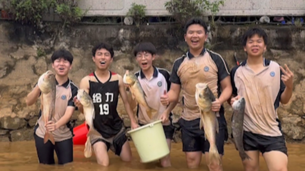 学校是懂怎么解压的！高三学子集体校内捉鱼