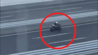 警方通报摩托车泉州湾大桥飙车事件：涉嫌严重超速行驶，将严肃处理