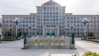 中央党校（国家行政学院）举行2026年春季学期第二批班次毕业典礼，蔡奇出席并为学员颁发毕业证书