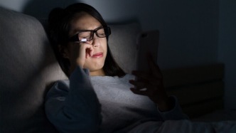 长期在睡前玩手机的人，会付出啥代价？医生：或要承担这5种痛苦