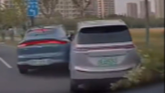 行車糾紛演變?yōu)槎窔庾曹嚊_入綠化帶，兩名司機均被警方行政拘留