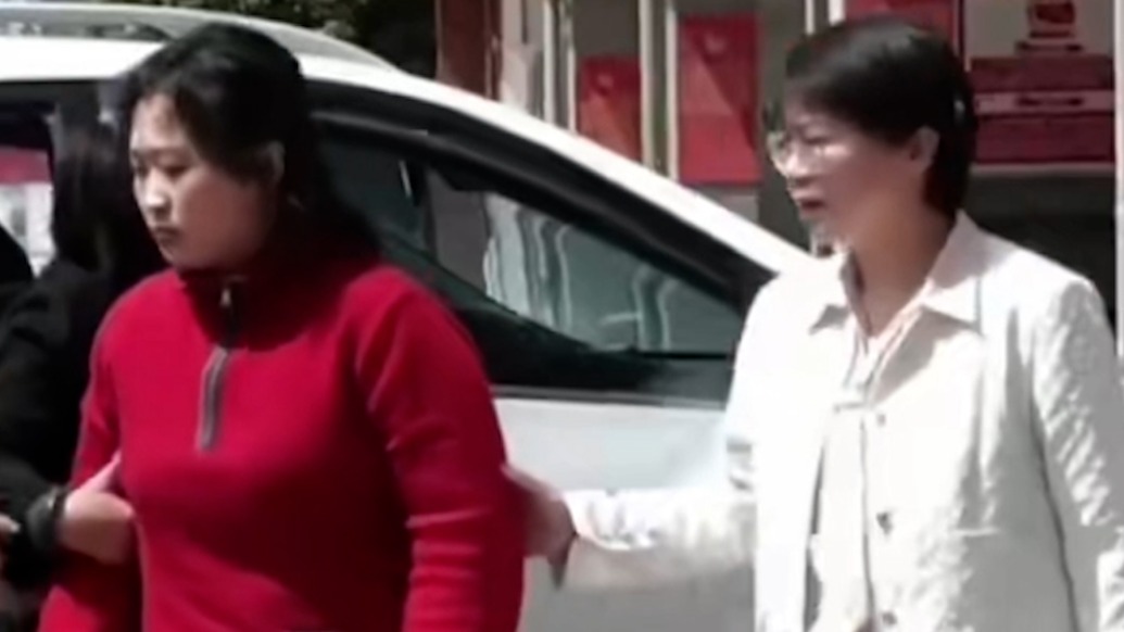 因救人惨遭车祸失去左腿的“见义勇为勇士”秦小佩,重返校园两个月后迎来高考
