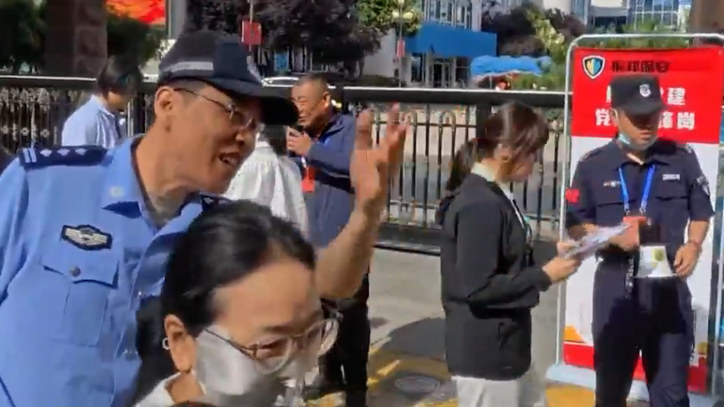 “985、211的家长让一下啦!”交警“高情商”喊话,家长欣然配合