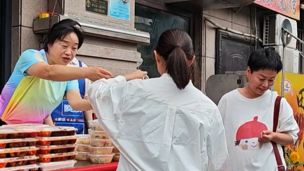 “不讓他們有吃飯的顧慮”,飯店堅(jiān)持4年為高考生和志愿者提供愛心午餐