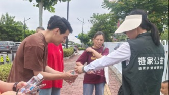 告別露天陪考煎熬！上海百家中介門店變高考家長的“臨時心安處”