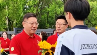 黑龙江同江市委书记送考被喊学霸，鼓励考生考得比哈工大更好
