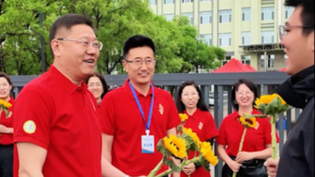 黑龍江同江市委書記送考被喊學霸，鼓勵考生考得比哈工大更好