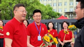 黑龍江同江市委書記送考被喊學(xué)霸，鼓勵(lì)考生考得比哈工大更好