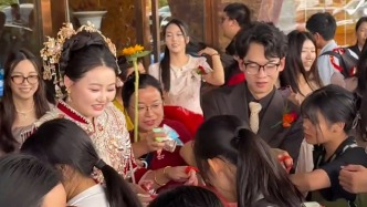 新人出酒店大门遇到来入住的高考考生，双方互相送祝福