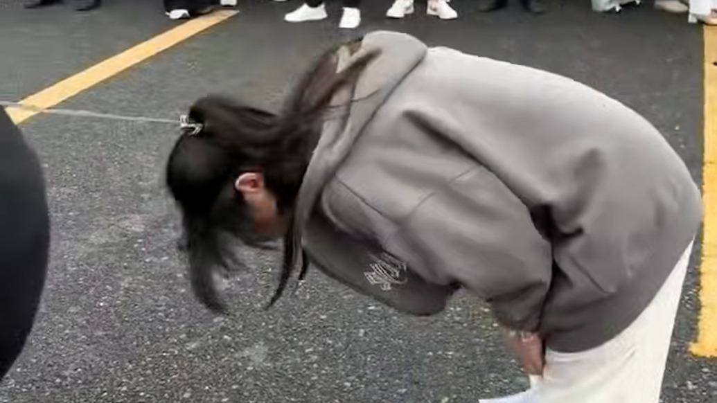 高考女生進(jìn)考場(chǎng)前給媽媽三鞠躬，母親濕了眼眶