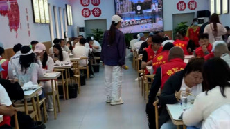 社區(qū)食堂煙火升騰，志愿者們連續(xù)6年為高考學(xué)子提供愛心餐