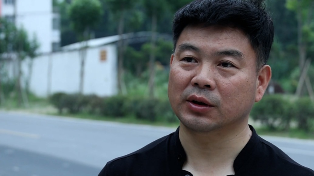 两车相撞发动机舱冒出浓烟,危急时刻“白车侠”杜志军再出手