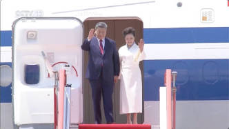 视频丨习近平和夫人彭丽媛步出舱门