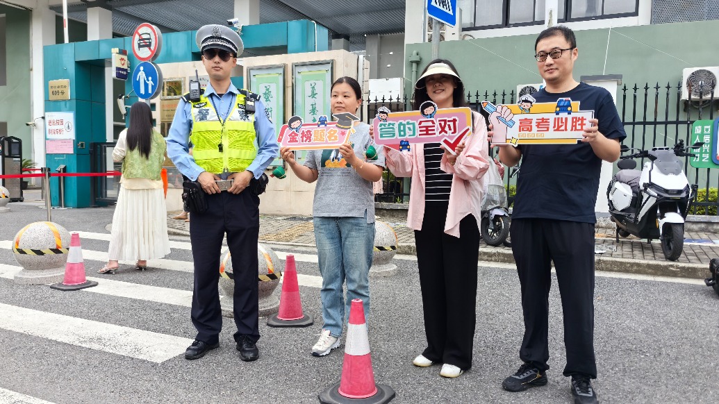 为高考平安顺利，上海这个区的交警这样护考